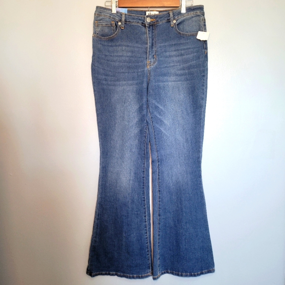 NWT Abound Mid Rise Flare Jean Med Dark Wash Womens Size 31